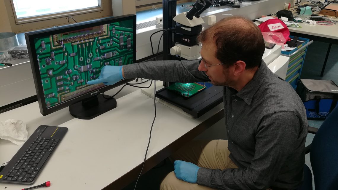 Dan Dwyer points at electronics on a computer screen
